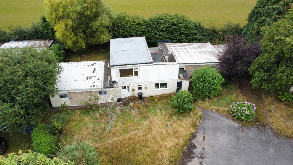 Lot: 57 - HOUSE, BUNGALOW AND CHALETS WITH POTENTIAL - House and Bungalow